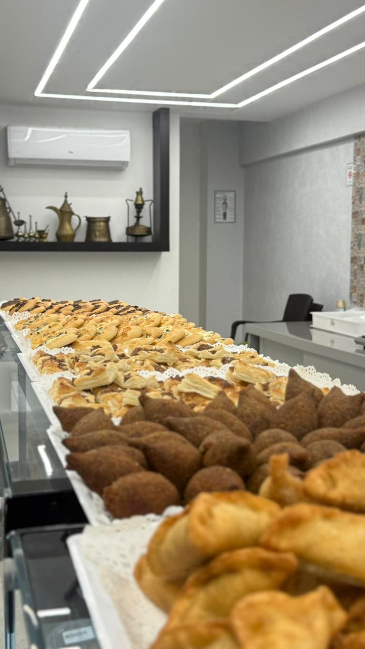 Makanek, stuffed zucchini and grape leaves platter